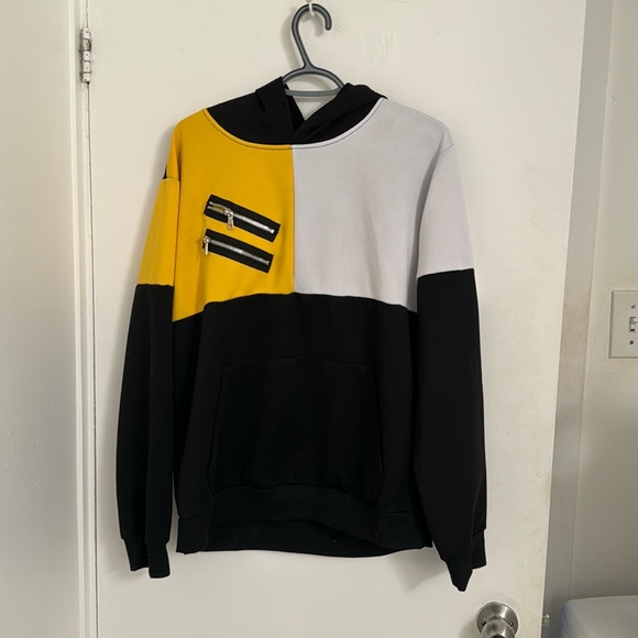 🎉 Host Pick 🎉 NWOT Shein Black/Yellow/White hoodie - Picture 1 of 4